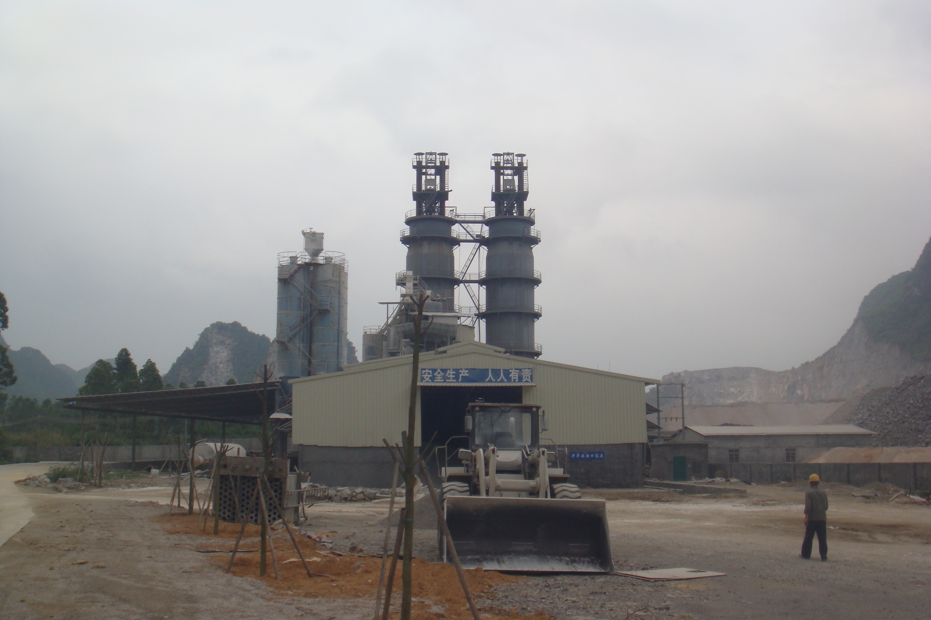 熱烈祝賀陽春恒發建材有限公司QBD系列新型煤燒豎窯工程雙窯日產400T順利投料點火 熱烈祝賀陽春恒發建材有限公司QBD系列新型煤燒豎窯工程雙窯日產400T順利投料點火